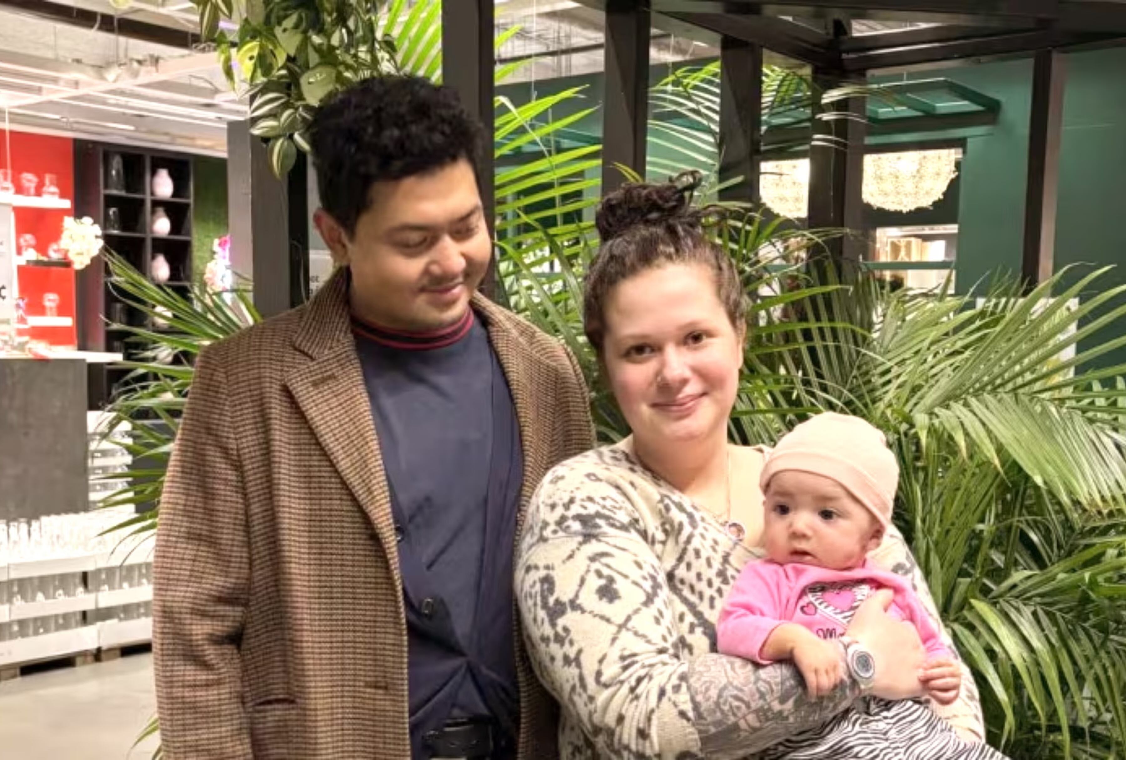 Aditya Wahyu Harsono junto a su esposa e hija, antes de su detención por parte del ICE. La familia enfrenta una situación incierta tras la revocación inesperada de su visa. (Foto: Peyton Harsono/GoFundMe)