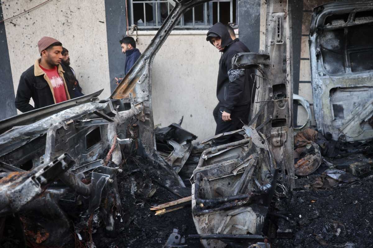 Hombres revisan el lugar de un ataque israelí contra un camión de transmisión, en el campo de refugiados de Nuseirat, en el centro de la Franja de Gaza, el 26 de diciembre de 2024. Foto: Eyad BABA / AFP