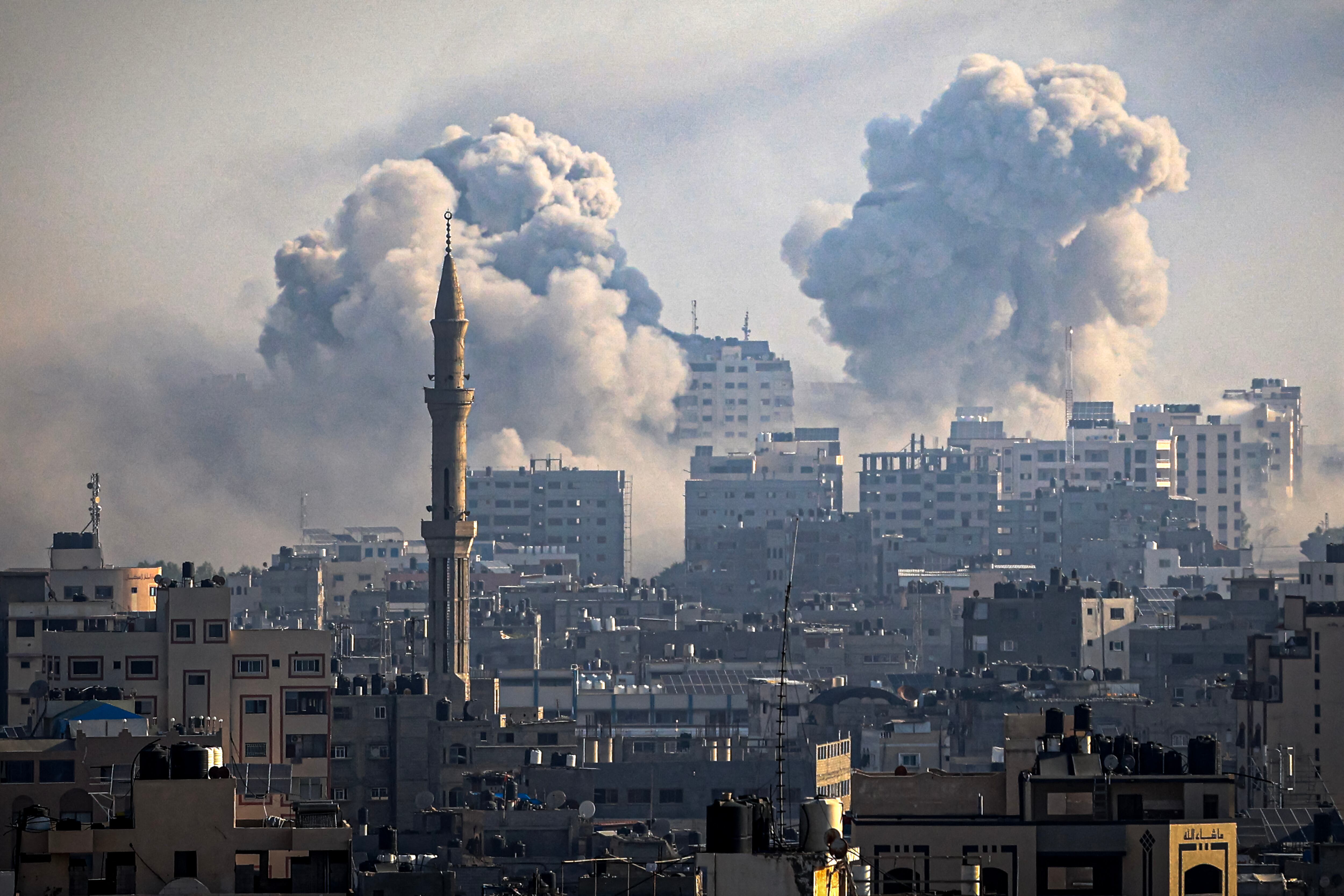 Columnas de humo se elevan durante los ataques aéreos de Israel en la ciudad de Gaza el 12 de octubre de 2023. (Foto de IBRAHIM HAMS / AFP).