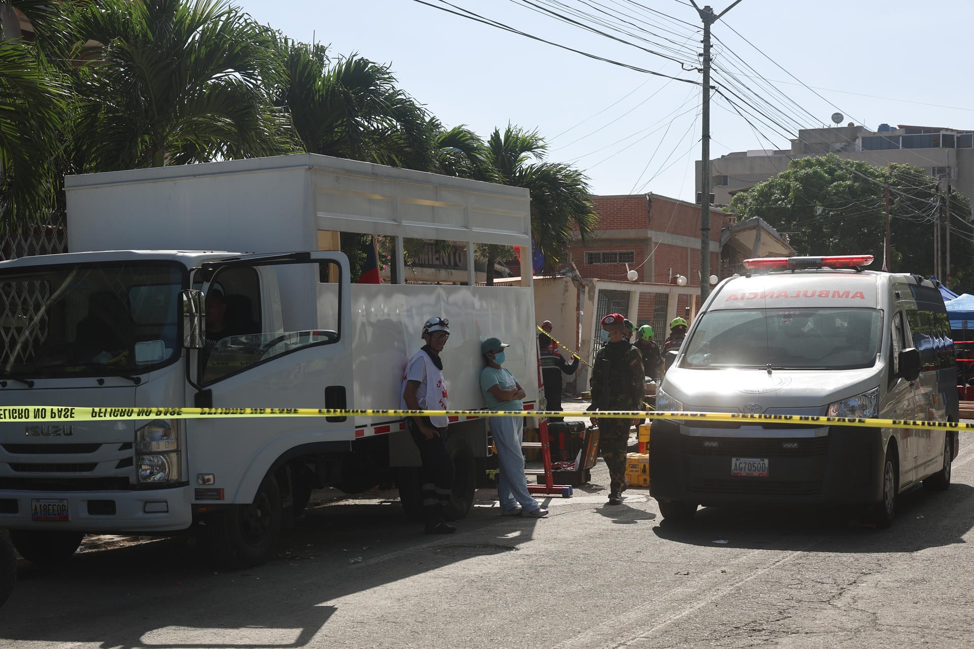 Delcy Rodríguez celebra el rescate de un hombre que permaneció 8 días bajo los escombros