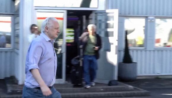 El fundador de Wikileaks, Julian Assange, caminando para abordar un avión desde el aeropuerto Stansted de Londres, el 24 de junio de 2024. (Foto de WikiLeaks / AFP)