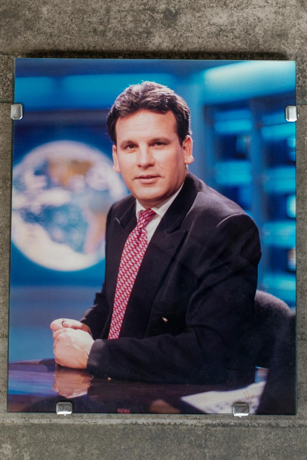 Cateriano ejerció el periodismo en periódicos, revistas y en televisión. Durante la década del noventa fue el rostro en América Televisión.