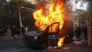 Manifestantes en Chile queman camioneta de la policía en un nuevo viernes de protestas | FOTOS