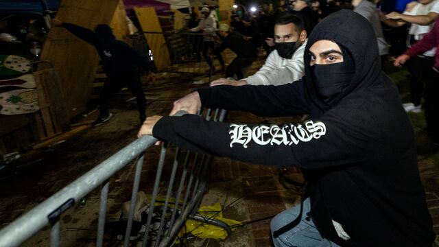 Estallan enfrentamientos en el campus de la UCLA en medio de las protestas propalestinas en Los Ángeles