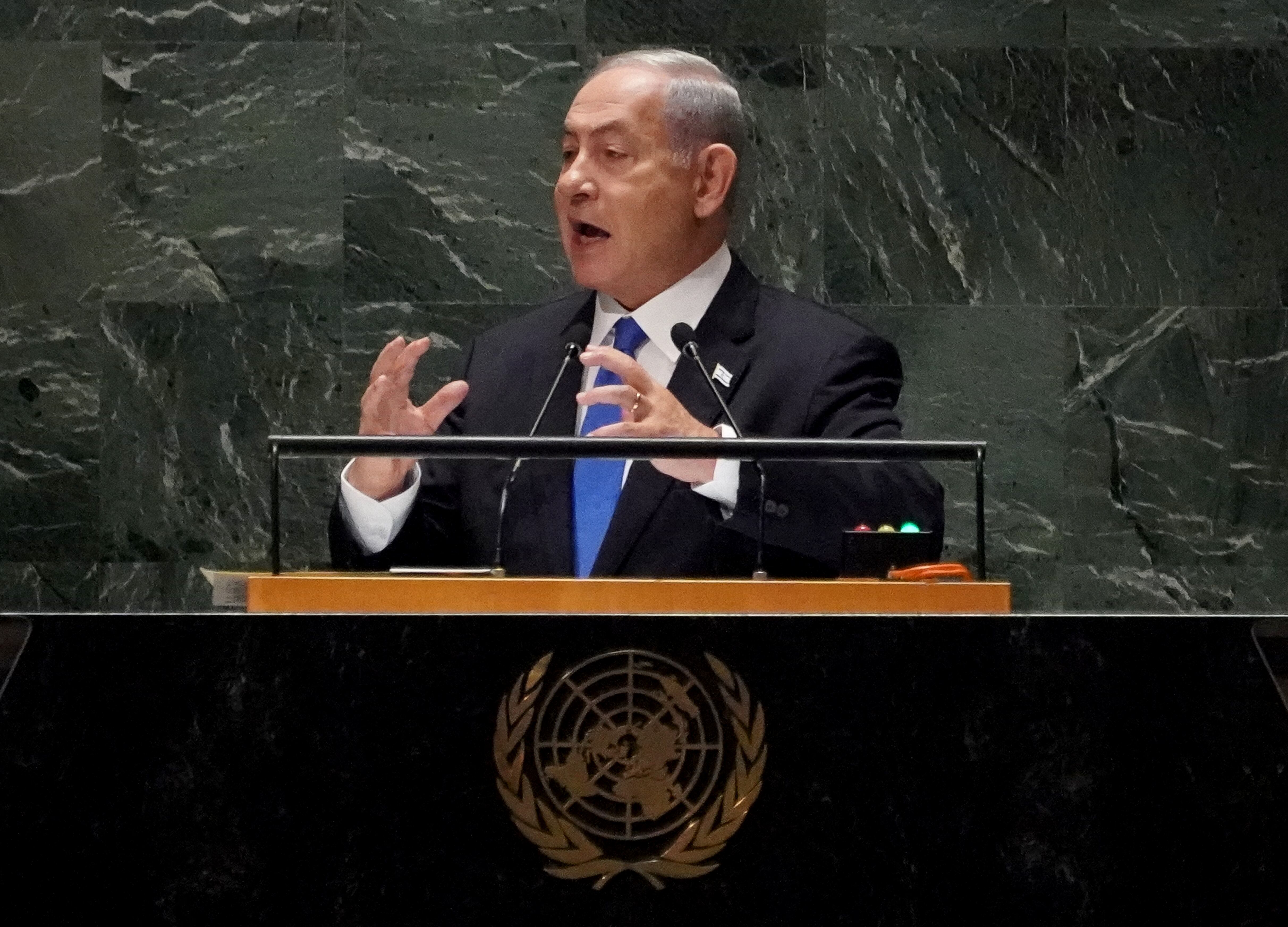 El Primer Ministro israelí, Benjamin Netanyahu, se dirige a la 78.ª Asamblea General de las Naciones Unidas en la sede de la ONU en la ciudad de Nueva York el 22 de septiembre de 2023. (Foto por Bryan R. Smith / AFP)