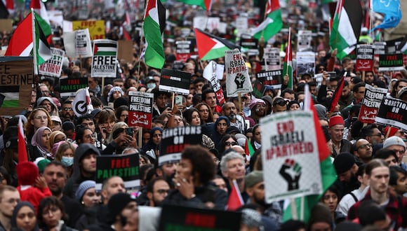 La gente participa en una 'Marcha por Palestina', en Londres el 21 de octubre de 2023, para "exigir el fin de la guerra en Gaza". (Foto de HENRY NICHOLLS / AFP)