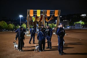 Agentes de la policía francesa controlan a la gente durante un toque de queda parcial en Lyon el 19 de octubre de 2026