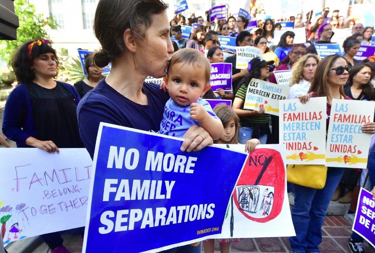 Expertos legales aconsejan a los padres indocumentados en California preparar un plan familiar para garantizar el cuidado de sus hijos ante redadas o deportaciones. | Crédito: AFP