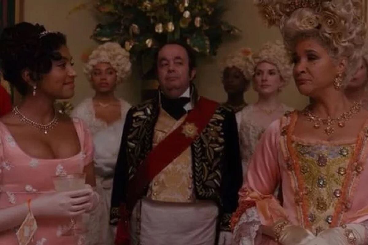 La reina Charlotte hablando con Edwina sobre su sobrino Frederick (Foto: Bridgerton/ Netflix)