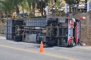 Tumbes: volcadura de bus deja un muerto y 30 heridos en viaje de promoción