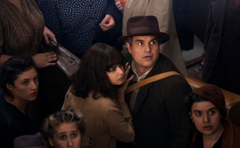 Marie-Laure LeBlanc (Aria Mia Loberti) y Daniel LeBlanc (Mark Ruffalo) en "La luz que no puedes ver" (Foto: Netflix)