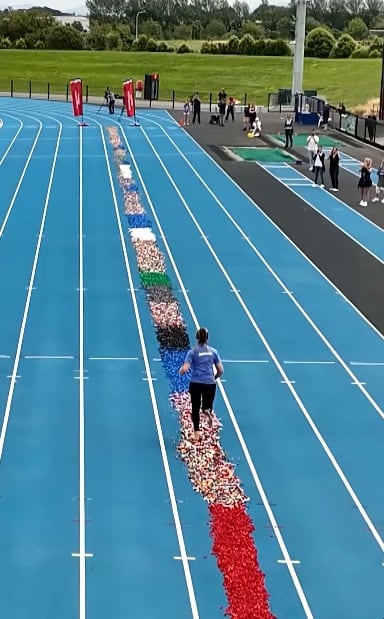 Aunque algunos criticaron la validez del récord, otros defendieron el reto como una prueba sorprendente de resistencia. (Foto: Guinness World Records / YouTube)