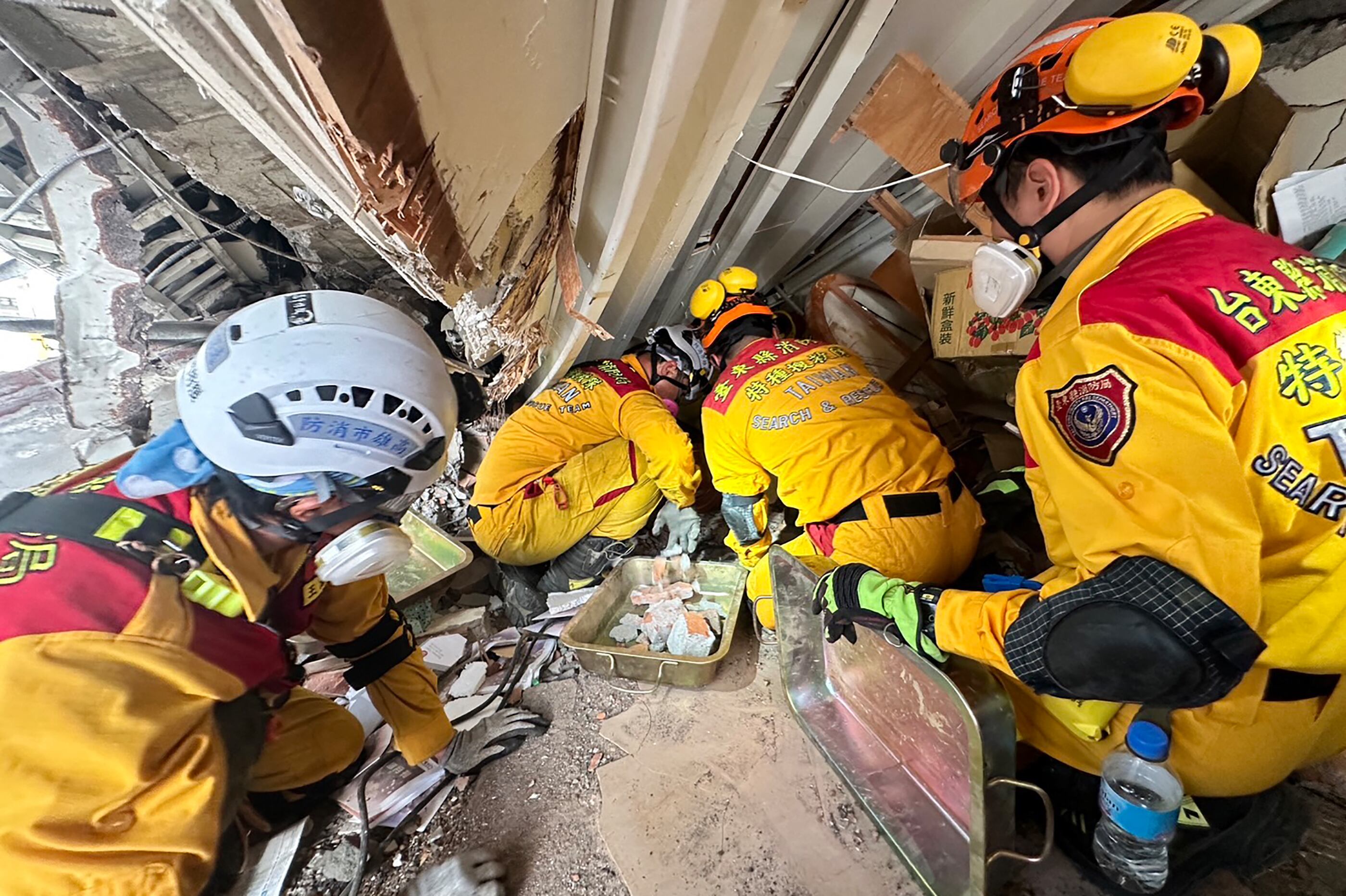 Un equipo de rescate que busca sobrevivientes en un edificio dañado en Hualien, después de que un gran terremoto azotara el este de Taiwán. (AFP).