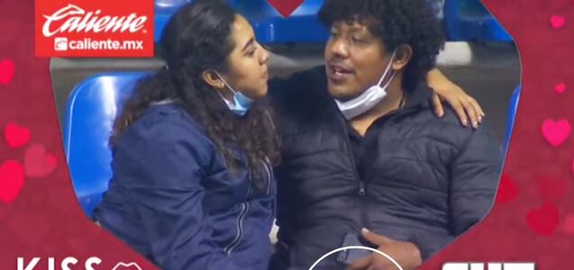 La verdad sobre la polémica foto en ‘Kiss Cam’ durante un partido de fútbol mexicano