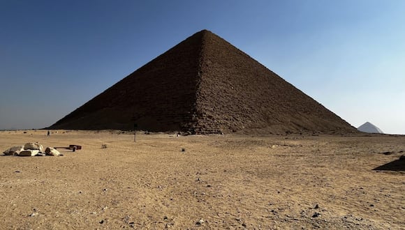La Pirámide Roja de la necrópolis de Dahshur, una de las estructuras que fue construida cerca a un desaparecido brazo de agua del río Nilo.