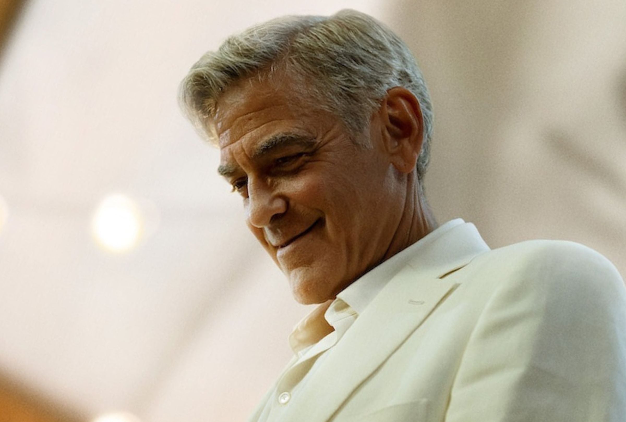 George Clooney como Jay Kelly en una escena de la película homónima de Noah Baumbach (Foto: Netflix)