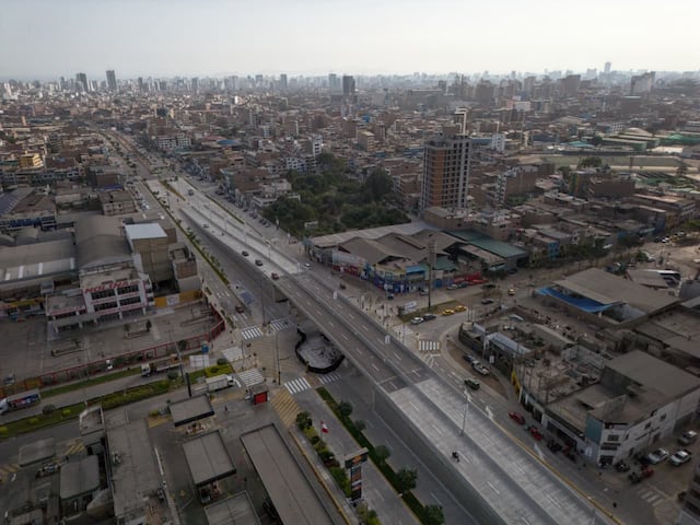 Captura aérea que detalla la intersección vial y cómo el bypass elevado Nicolás Arriola y San Luis segrega el flujo vehicular rápido del tránsito local y las estaciones de servicio ubicadas abajo. Foto: Antonio Melgarejo / @photo.gec