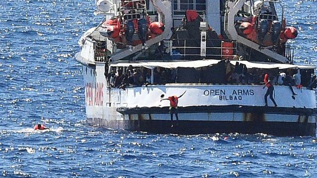 Fiscalía italiana ordena el desembarco de los migrantes del Open Arms en Lampedusa