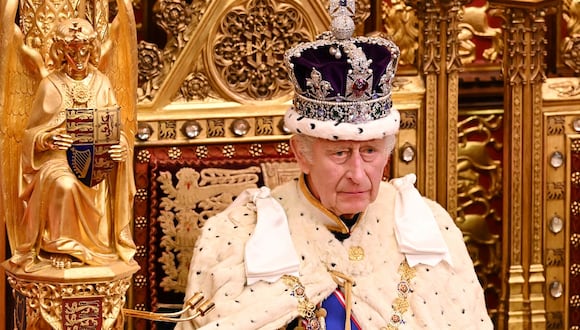 El rey Carlos III de Gran Bretaña, vestido con la Corona del Estado Imperial y la Túnica de Estado, en las Casas del Parlamento, en Londres, el 7 de noviembre de 2023. (Foto de Leon Neal / POOL / AFP)