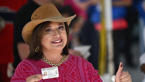 La candidata presidencial de la oposición de México, Xochitl Gálvez, muestra su boleta antes de votar en el colegio electoral de la Ciudad de México. (Foto de Pedro PARDO/AFP).