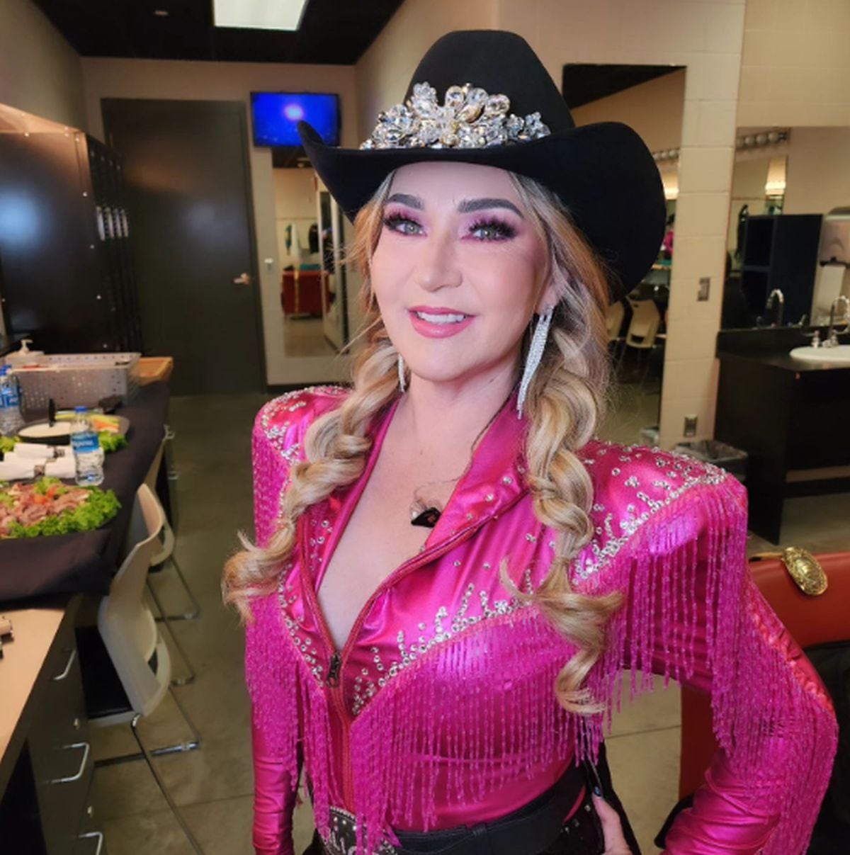 La artista contestó a la gente que solamente la critica por su aspecto físico. Aquíl uciendo muy sexy un sombrero negro y blusa rosa (Foto: Alicia Villarreal / Instagram)