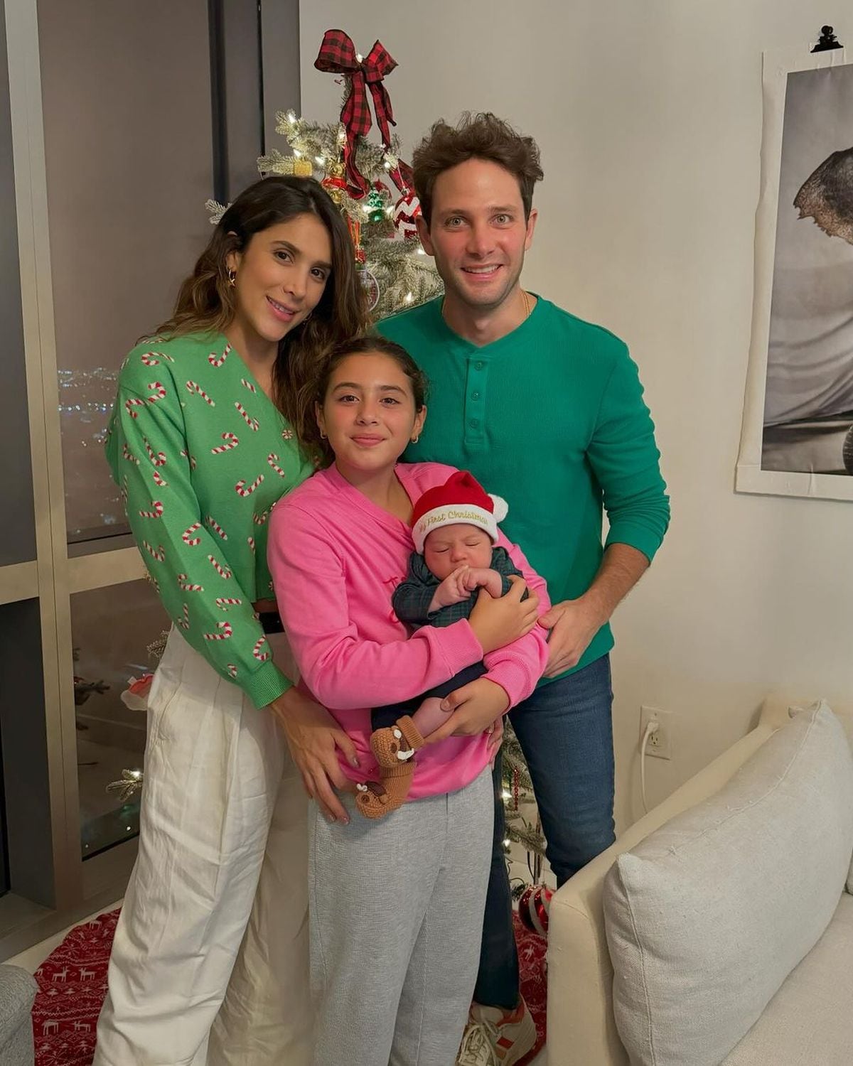 La colombiana junto a su esposo e hijo Lorenzo, y la hija que tuvo con James Rodríguez (Foto: Daniela Ospina / Instagram)