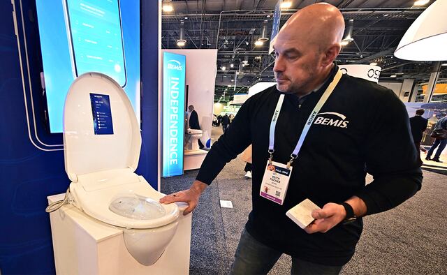 El asiento del inodoro con bidé Bio Bidet BB-1200 de Bemis incluye un asiento con calefacción, agua caliente ilimitada, un secador de aire y una aplicación para control remoto inalámbrico. (Foto: AFP)