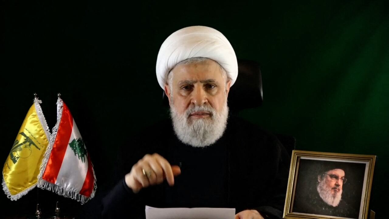 Una captura de imagen tomada del canal de televisión Al-Manar de Hezbolá muestra al subdirector del grupo, Naim Qassem, pronunciando un discurso desde un lugar no revelado el 15 de octubre de 2024. (Foto de AFP)