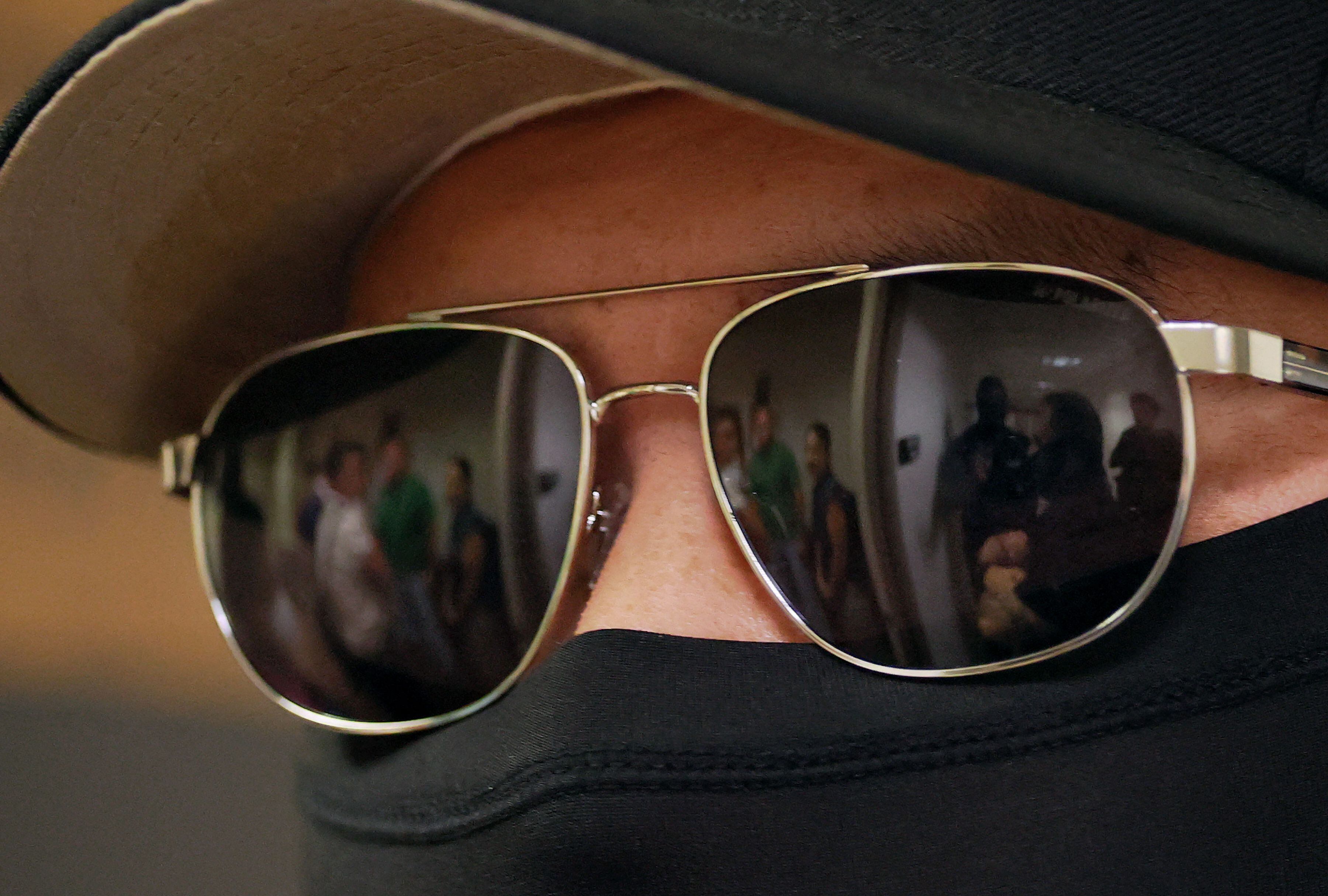 Un agente federal patrulla los pasillos del tribunal de inmigración en el edificio federal Jacob K. Javitz el 21 de julio de 2025, en la ciudad de Nueva York. (Foto: Michael M. Santiago / GETTY IMAGES NORTH AMERICA / Getty Images via AFP)