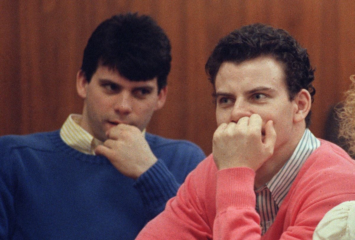 Una imagen de Lyle y Erik Menendez el 12 de agosto de 1991 en Beverly Hills, luego de ser acusados de matar a sus padres (Foto: Mike Nelson / AFP)