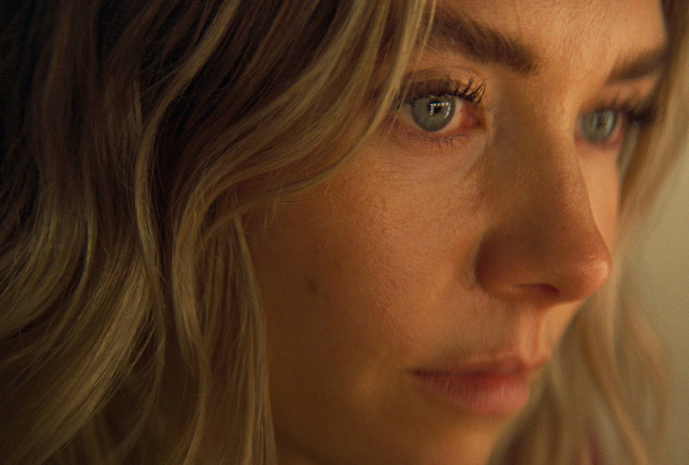 Lynette (Vanessa Kirby) es una mujer dispuesta a todo con tal de sobrevivir y ayudar a su hermano en la película "La noche siempre llega" (Foto: Netflix)