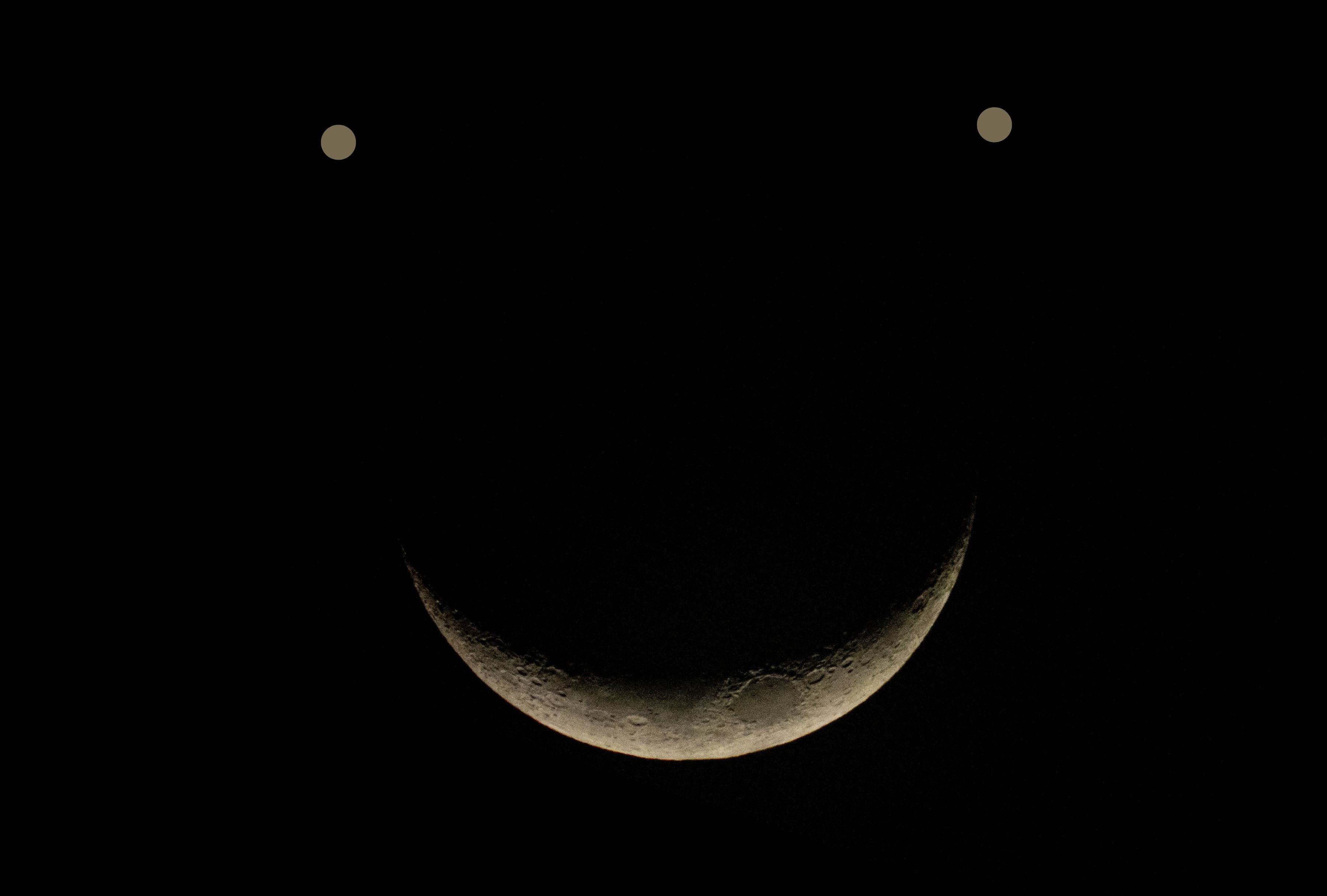 La Luna como una sonrisa se verá antes del amanecer del viernes 25. (Foto: Composición MAG con imagen de Getty Images/Fabrizio Villa)