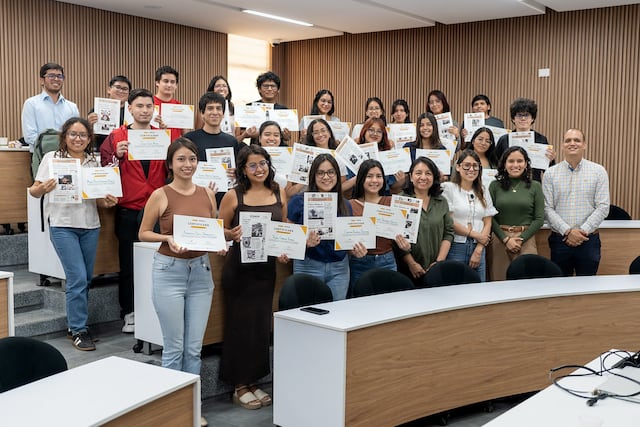 Raquel Ramos, decana de la UDEP, participó en la entrega de certificados. (Foto: UDEP)