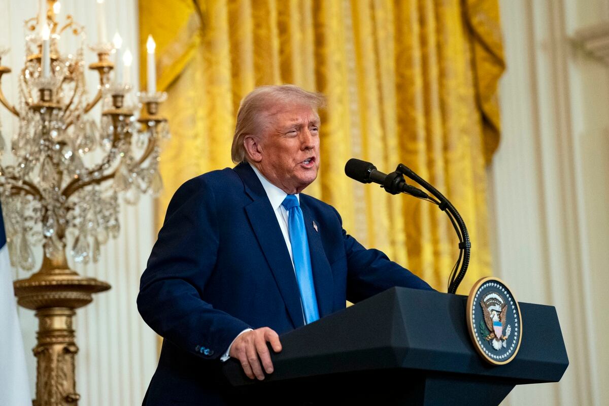 El presidente de Estados Unidos, Donald Trump, ofrece una conferencia de prensa en la Sala Este de la Casa Blanca en Washington, DC, EE.UU., el 24 de febrero de 2025. (Foto de EFE/EPA/BONNIE CASH)