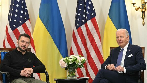 El presidente estadounidense Joe Biden (derecha) y el presidente de Ucrania, Volodymyr Zelensky (izq.), celebran una reunión bilateral en el Hotel Intercontinental de París, el 7 de junio de 2024. (Foto de SAÚL LOEB / AFP)