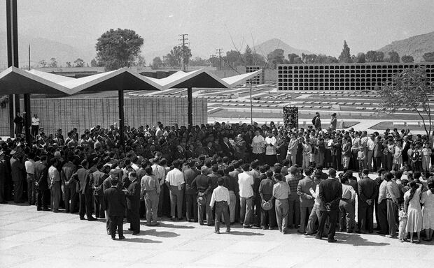 Lima, 27 de junio de 1959. La expectativa de los limeños era evidente. Todos sintieron que el cementerio "El Ángel" era una gran obra pública. (Foto: Archivo Histórico de El Comercio) 