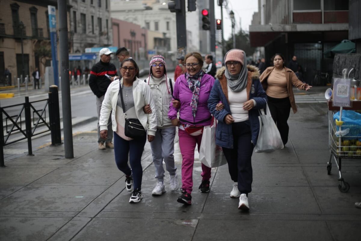 Las bajas temperaturas obligaron a miles de personas a salir de sus casas abrigadas. (Foto: Anthony Niño de Guzmán / @photo.gec)