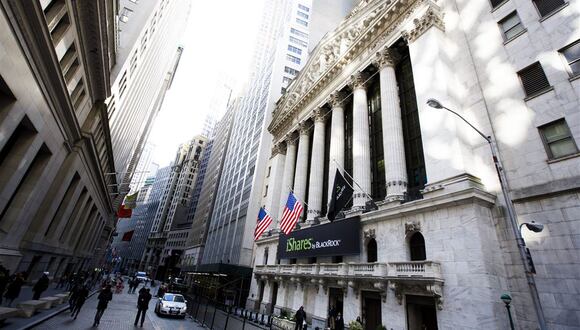 Wall Street, que esta semana ya acumulaba dos días de alzas, continuó en positivo después de que las autoridades estadounidenses anunciaron que la tasa de inflación cayó en junio un punto, hasta el 3 %. (Foto: EPA/JUSTIN LANE)