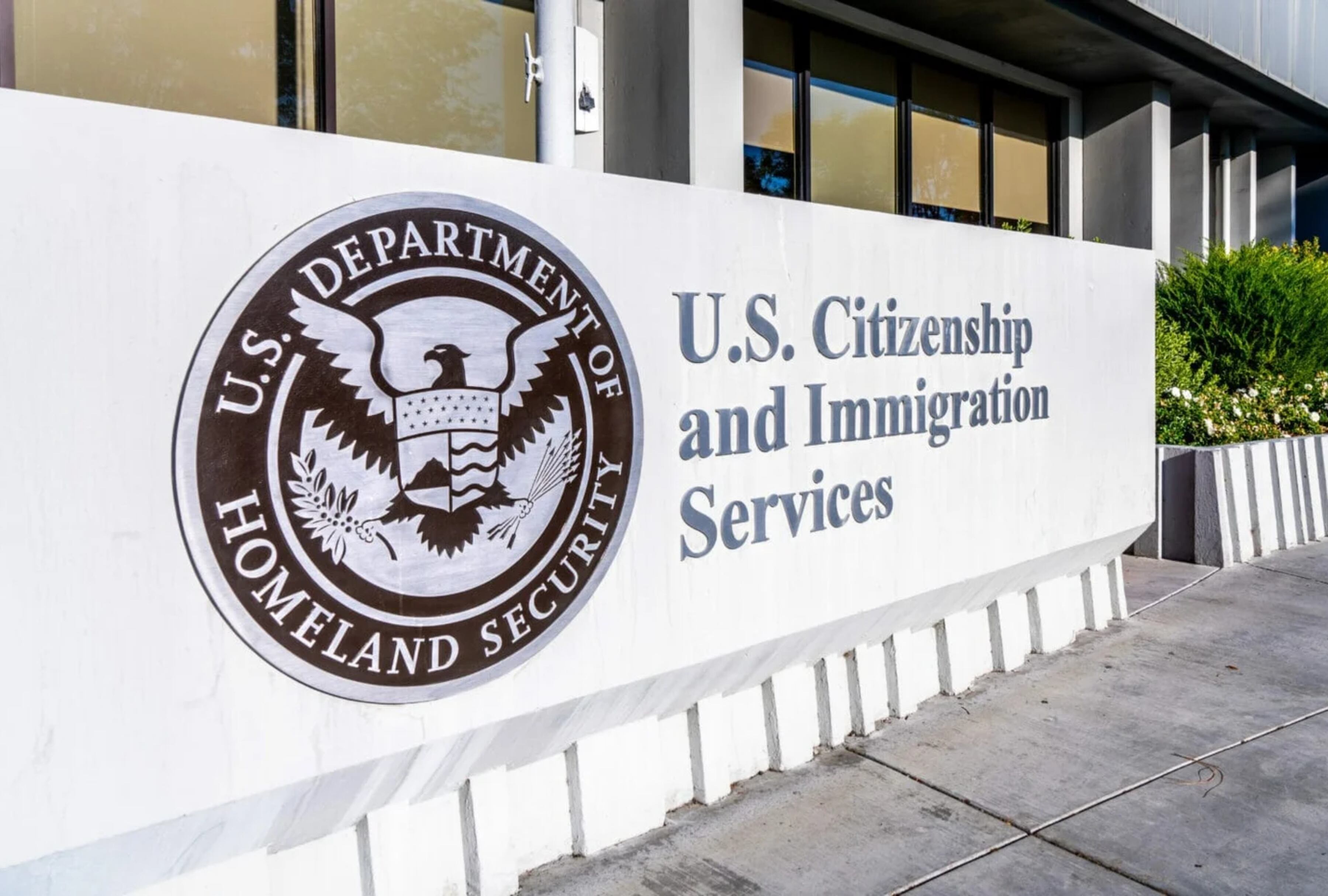 Los despidos en USCIS podrían desatar un caos en el sistema migratorio de EE. UU., afectando a millones de personas y complicando aún más las políticas migratorias de la administración de Trump en 2025. (Foto: Boundless)