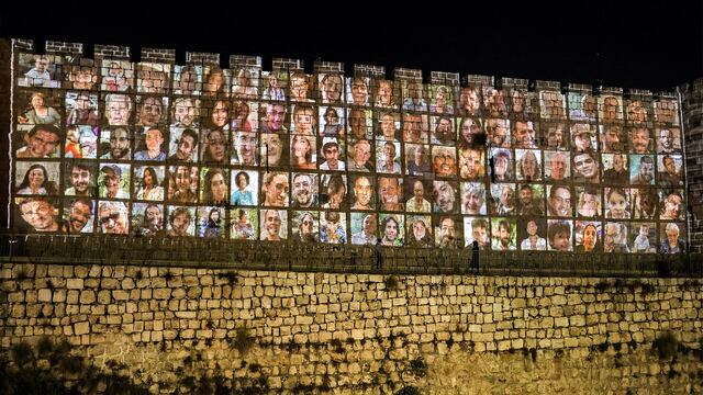 Familias de víctimas israelíes encienden 1.400 velas en Muro de los Lamentos tras un mes de guerra con Hamás