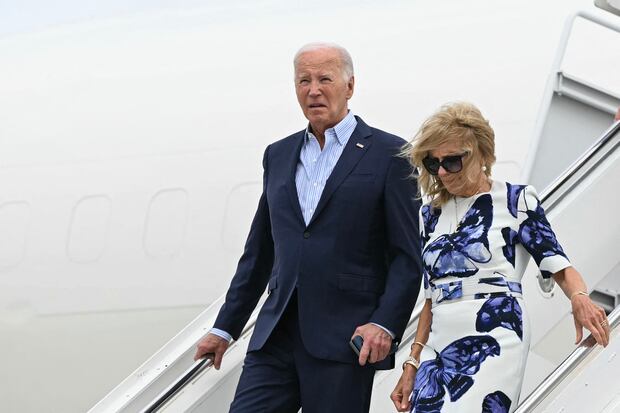 El presidente estadounidense Joe Biden y la primera dama Jill Biden bajan del Air Force One al llegar al aeropuerto Francis S. Gabreski en Westhampton Beach, Nueva York, el 29 de junio de 2024. (Foto de Mandel NGAN / AFP).