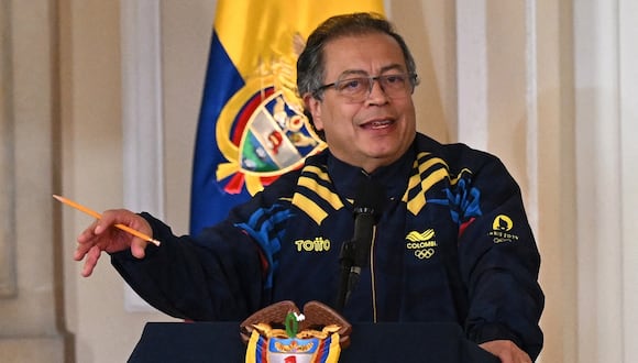 El presidente colombiano Gustavo Petro pronuncia un discurso durante una reunión con la delegación que participará en los Juegos Olímpicos de París 2024 en el Palacio Presidencial de Nariño, en Bogotá, el 3 de julio de 2024. (Foto de Raúl ARBOLEDA / AFP)