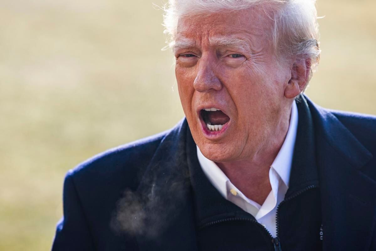 El presidente de Estados Unidos, Donald Trump, habla con los periodistas cuando sale de la Casa Blanca en Washington, DC, EE. UU., 24 de enero de 2025. (Foto de EFE/EPA/JIM LO SCALZO)