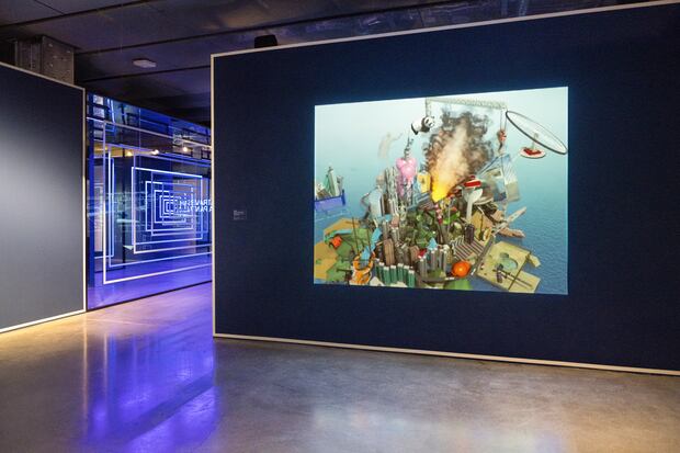 La exposición ofrece un recorrido a través de más de 50 piezas, que abarcan desde los cicloramas del siglo XIX, hasta la realidad aumentada o el fenómeno Second Life