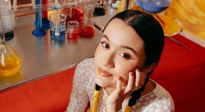 Joaquina lanza “Amarillo”, una canción que transforma el desamor en madurez y cuyo video la hizo sentir una ‘Sabrina Carpenter de Temu’