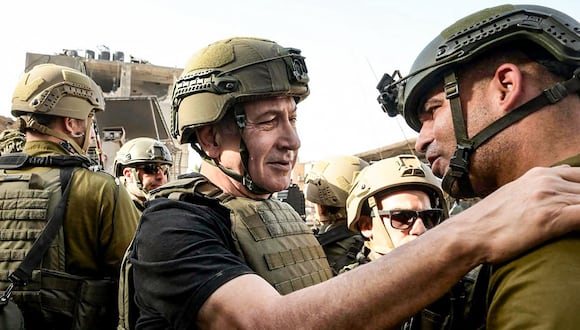 El primer ministro israelí, Benjamin Netanyahu, se reúne con soldados en un lugar no revelado de la Franja de Gaza, el 26 de noviembre de 2023. (Foto de Handout / Oficina del Primer Ministro israelí / AFP)