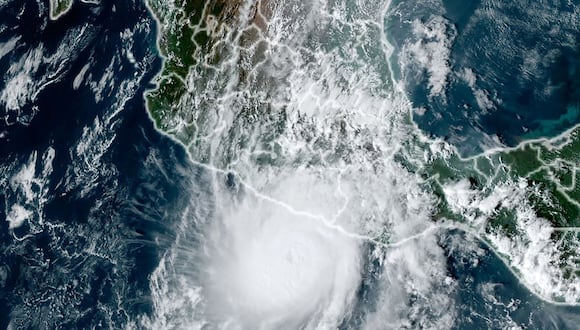 El huracán Otis se acerca a la costa del Pacífico sur de México, el 24 de octubre de 2023. (Foto de NOAA / AFP)