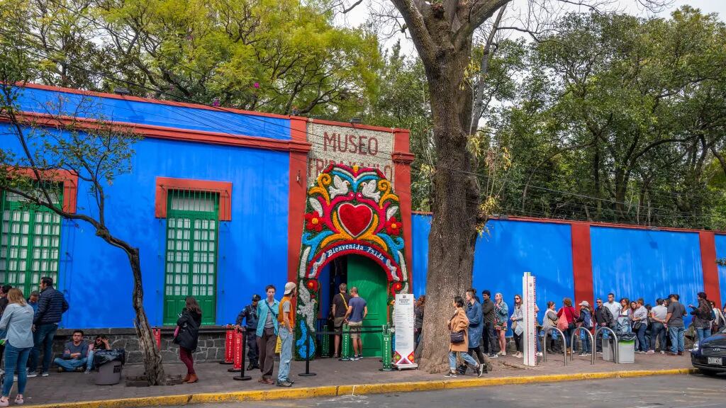 El Museo Frida Kahlo es el recinto cultural más representativo de la artista mexicana, así como es contenedor de parte importante de su legado artístico y conceptual.