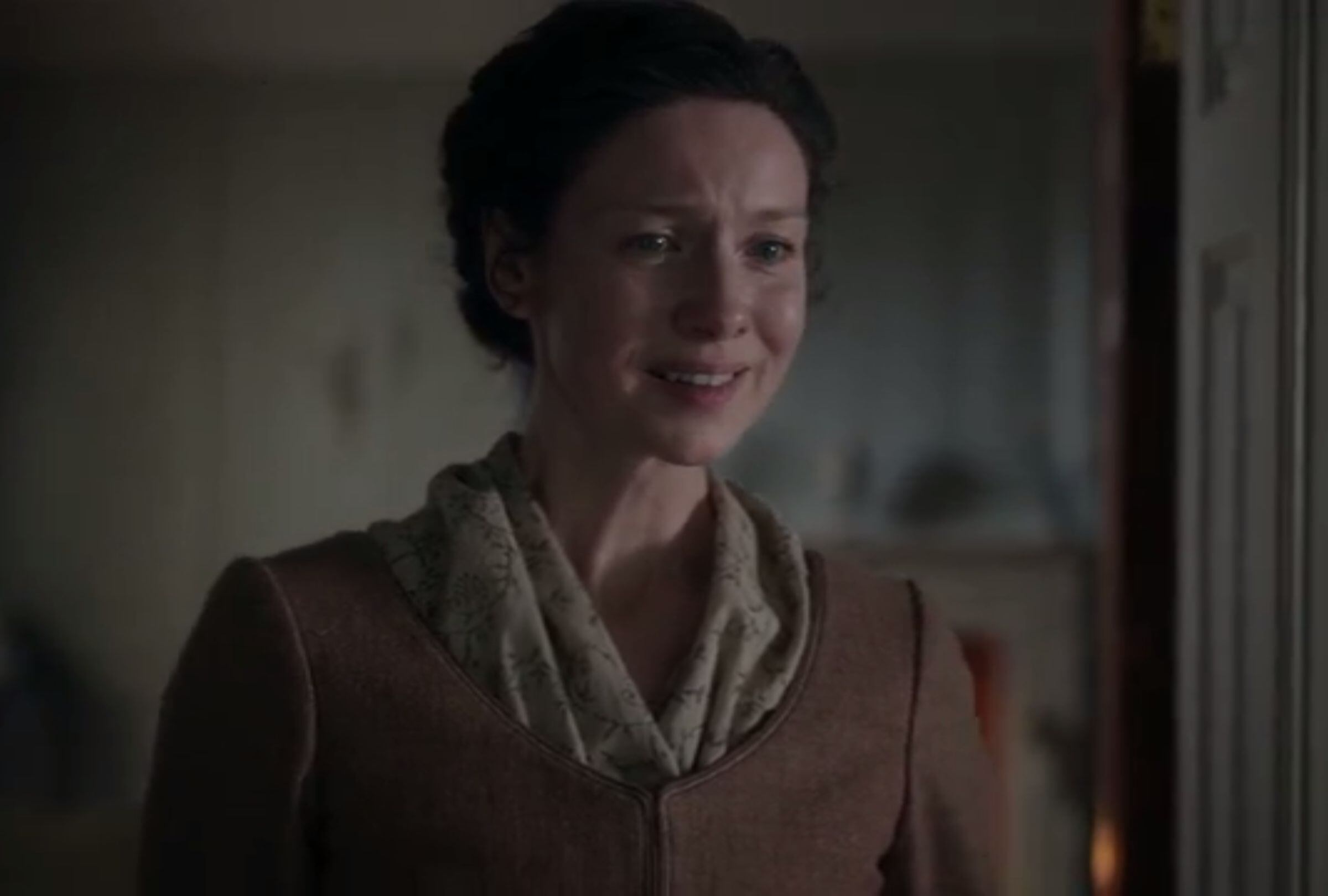 Caitríona Balfe sonriendo como Claire Fraser en la última escena del episodio 07x11 de "Outlander" (Foto: Starz)