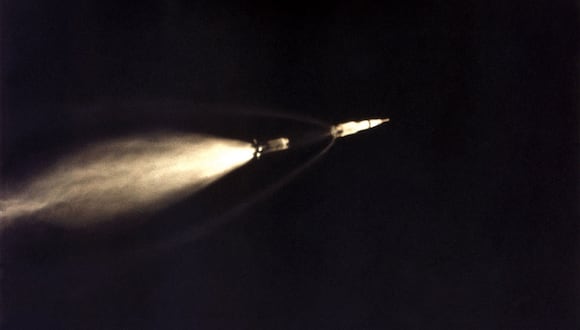 Una cápsula en una puerta de carga de un avión EC-135N de la Fuerza Aérea de EE. UU., fotografió este evento el 16 de julio de 1969 en los primeros momentos del lanzamiento del Apolo 11. (Foto de HO / NASA / AFP)